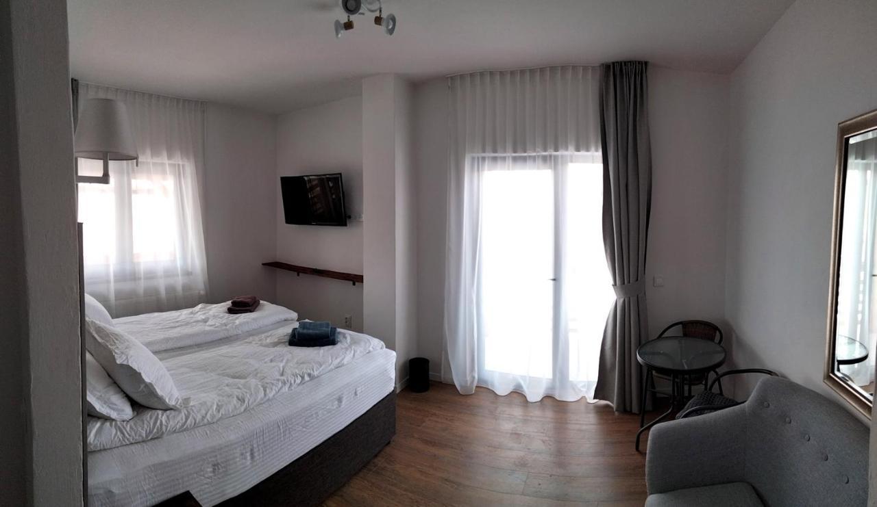 Casa Comilor Bed and Breakfast Surdesti  Eksteriør billede