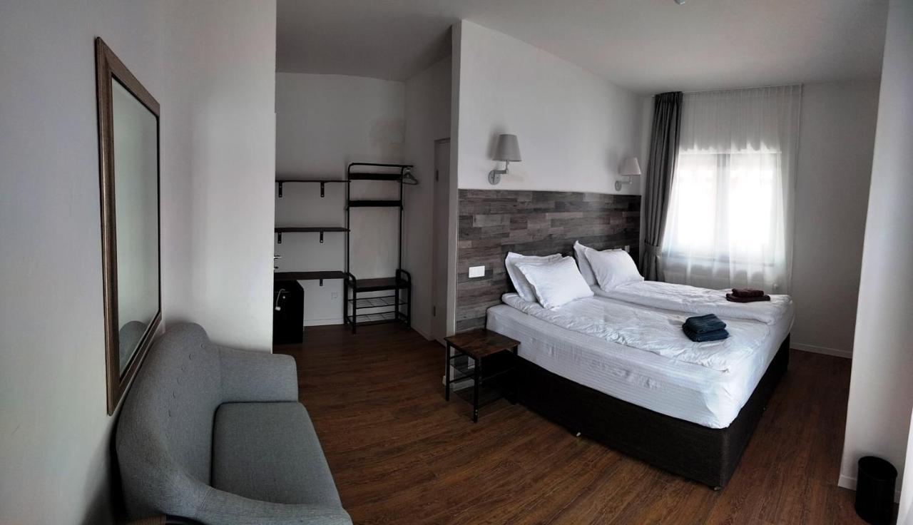 Casa Comilor Bed and Breakfast Surdesti  Eksteriør billede