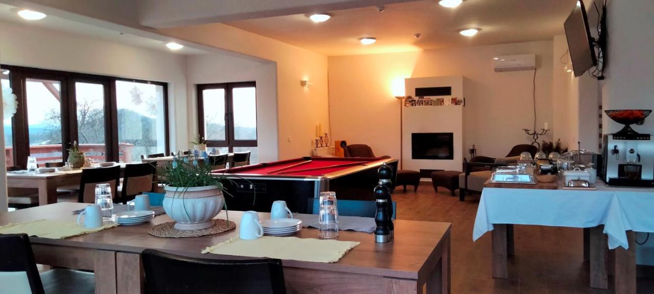 Casa Comilor Bed and Breakfast Surdesti  Eksteriør billede