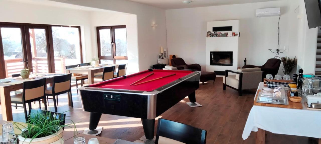 Casa Comilor Bed and Breakfast Surdesti  Eksteriør billede